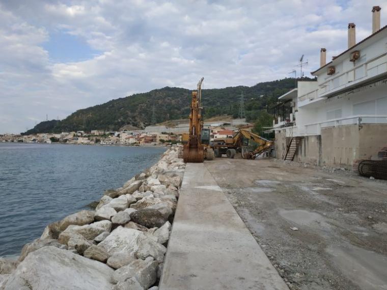 Δερβένι: Συνεχίζεται το έργο αντιμετώπισης της διάβρωσης των ακτών  (εικόνες) | Loutraki 365