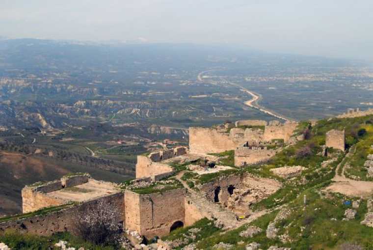 Ο Ακροκόρινθος – Το μεγαλύτερο κάστρο του Μοριά από ψηλά (video ...