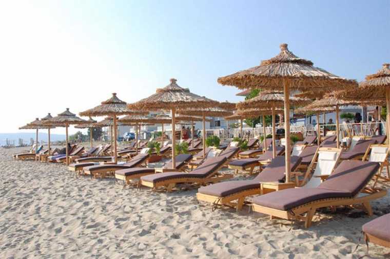 Μπάχαλο με τις ξαπλώστρες και τα beach bars - Στο παρά πέντε η ΚΥΑ ...